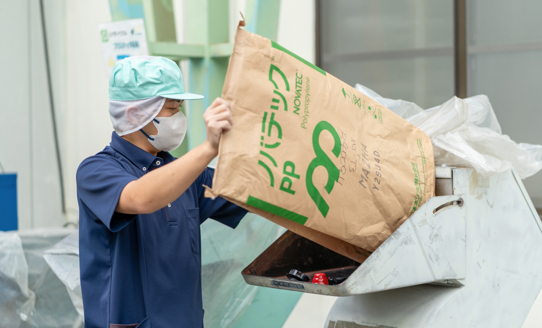 樹脂の粉砕作業をしている様子