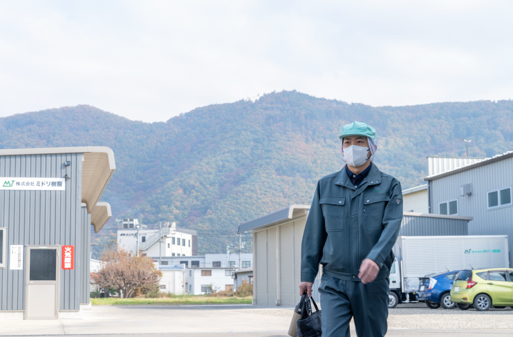 朝会社に出勤する社員